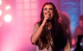 Isadora Pompeo é escolhida pelo público como cantora do ano