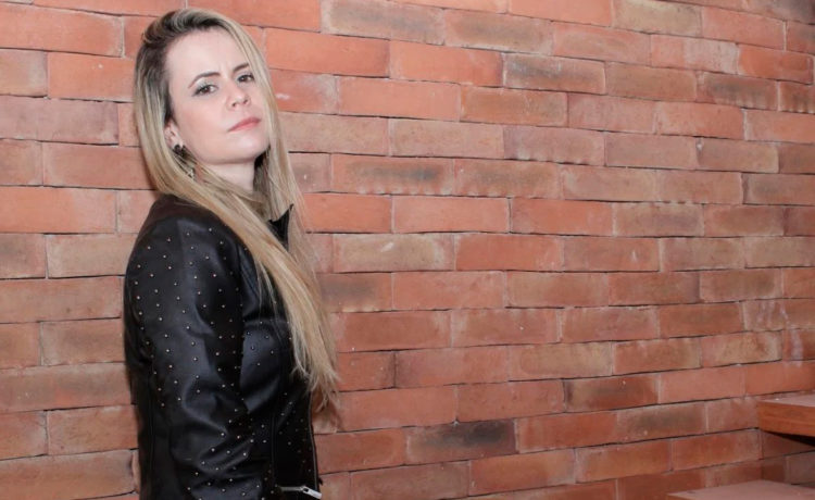 Anayle Sullivan lança pela Warner Music single e videoclipe “Casa na Rocha”
