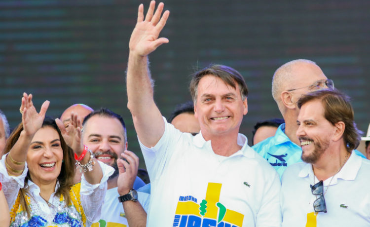 Bolsonaro cumpre promessa e vai à Marcha Para Jesus