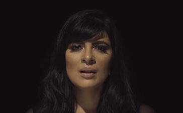 Fernanda Brum lança o clipe "Limpe o Palco, Apague as Luzes"