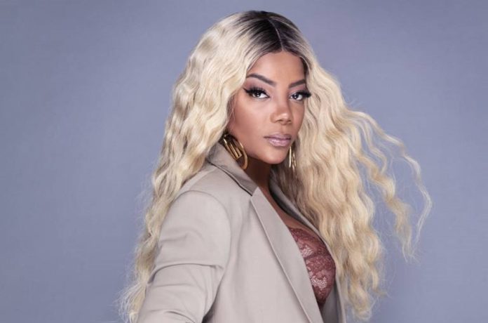 Ludmilla faz culto evangélico em casa e canta música gospel com Whindersson Nunes