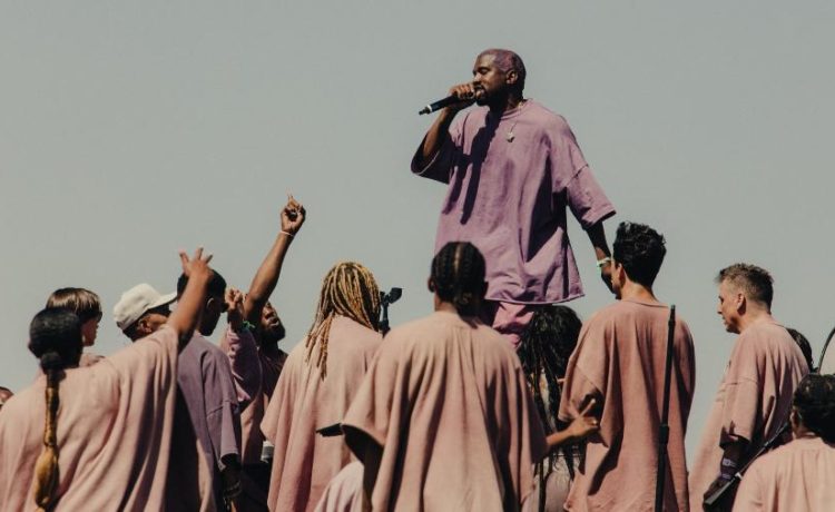 Kanye West vai discursar em evento com líderes religiosos homofóbicos