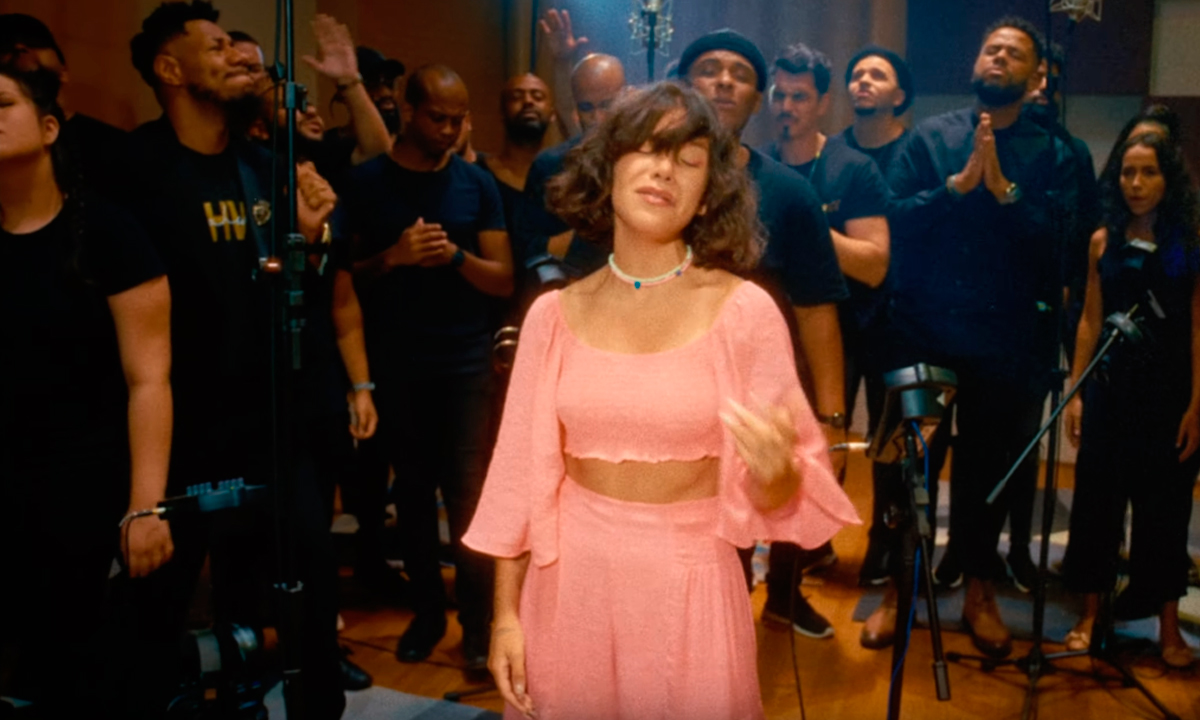 Acompanhada por coral, Priscilla Alcantara lança “versão R&B” de “Girassol”