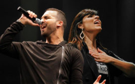 Arthur Callazans e Fernanda Brum cantam "Desciende"