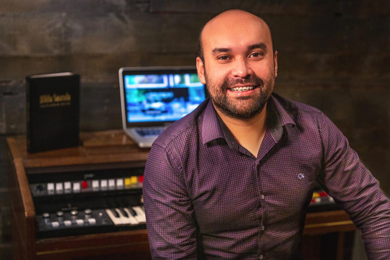 Robson Cassiano realiza live com a participação de Allen Lima, integrante do grupo musical Família Lima.