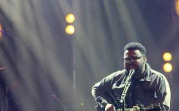 Eli Soares lança single e clipe "Alfa e Ômega"