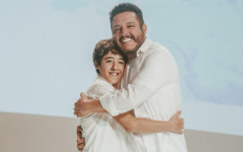 Pai e filho unidos por uma mensagem de paz