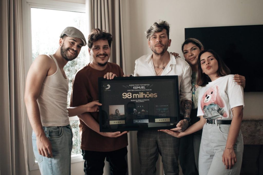 Kemuel ganha placa e alcança mais de 98 milhões de plays nas plataformas de streams