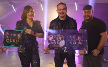 Davi Sacer recebe discos de platina e platina triplo durante gravação de seu novo EP