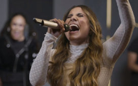 Gabriela Rocha faz parceria com Elevation Worship para "Vida Aos Sepulcros"