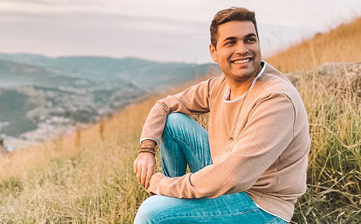 Cleber Munhoz, a nova revelação gospel, lança seu primeiro single autoral