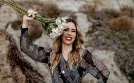 Vivendo na Califórnia, Nãna Shara lança o single "Algo Melhor"