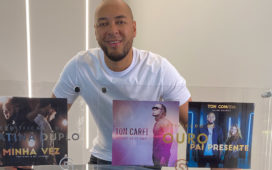 Ton Carfi recebe discos de ouro e de platina duplo pela Som Livre