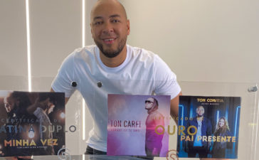 Ton Carfi recebe discos de ouro e de platina duplo pela Som Livre