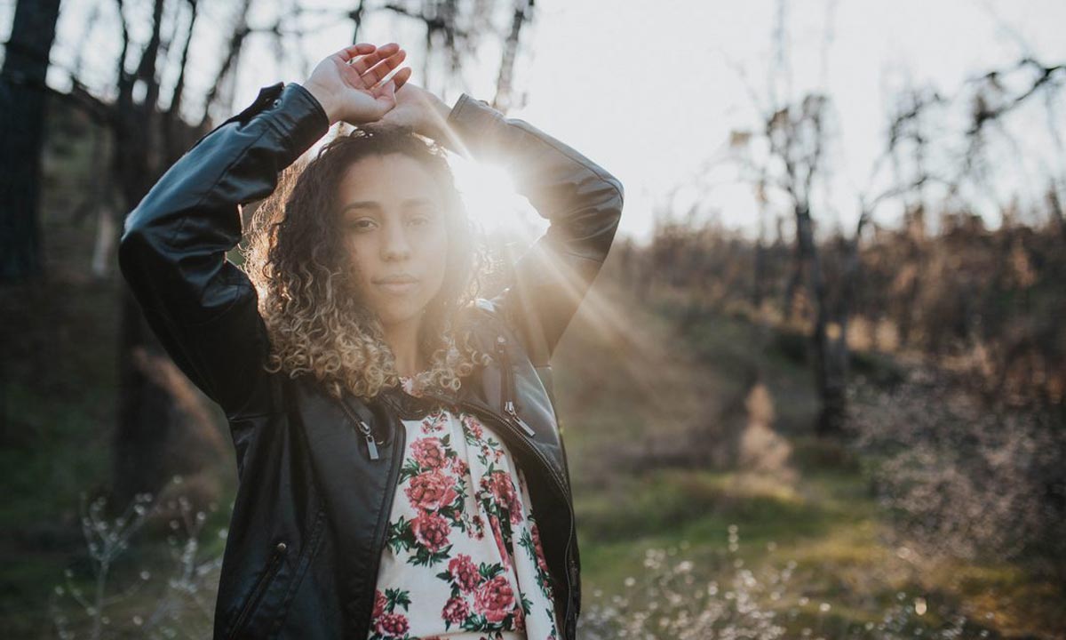 Revelação da música gospel do Paraná, Aliandra apresenta a canção "Amigo Meu"