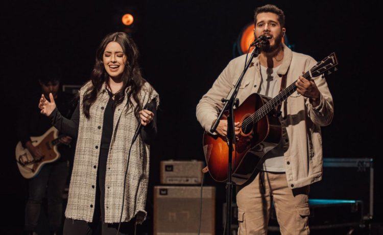 Esther Marcos e André Aquino cantam sobre um convite muito especial em “De Volta ao Jardim”