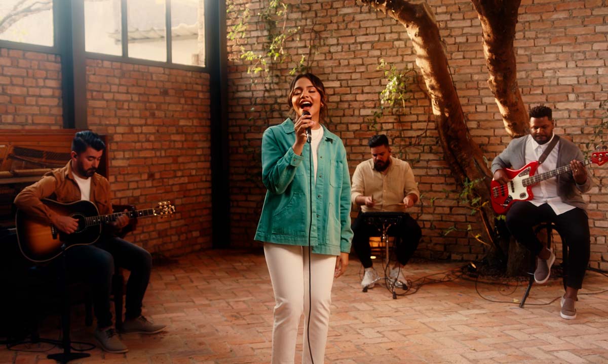 Julia Vitória estreia versão acústica de “Som das Águas”