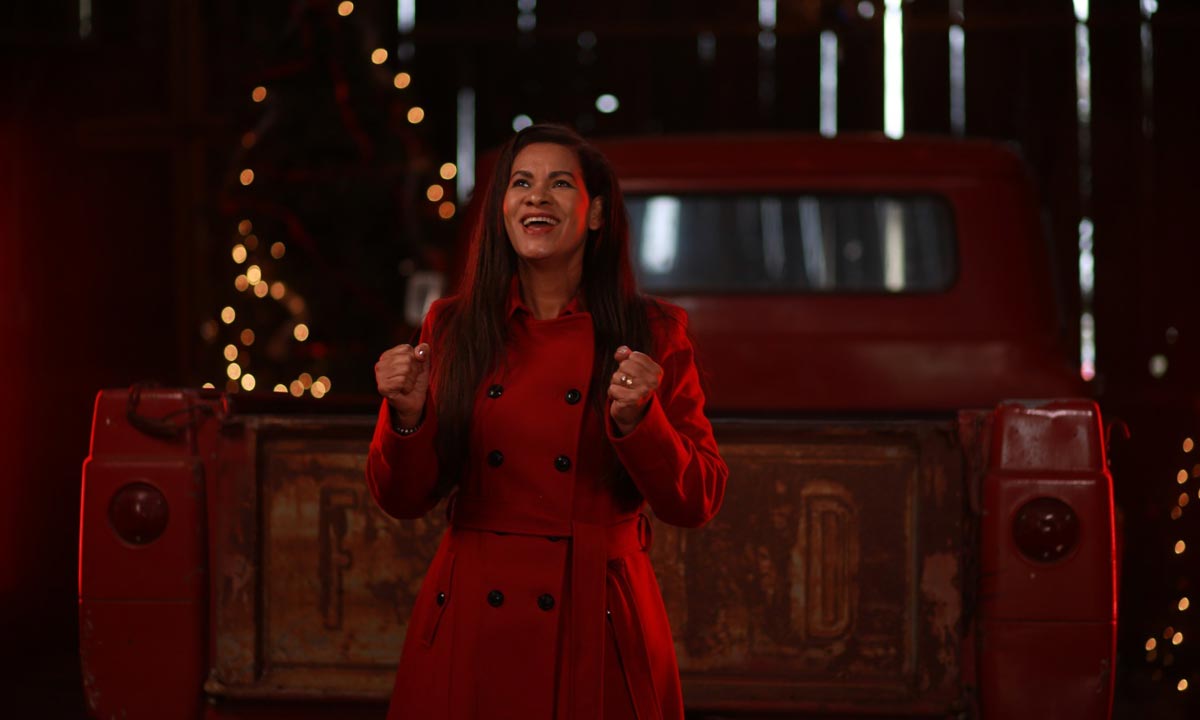 Elizabeth Loayza canta "Santa la Noche" em seu primeiro single de Natal
