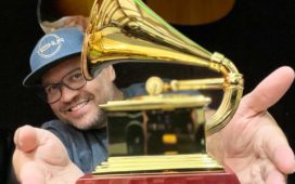 Adelso Freire recebe a estatueta do Grammy Latino pela produção do EP “Seguir Teu Coração”