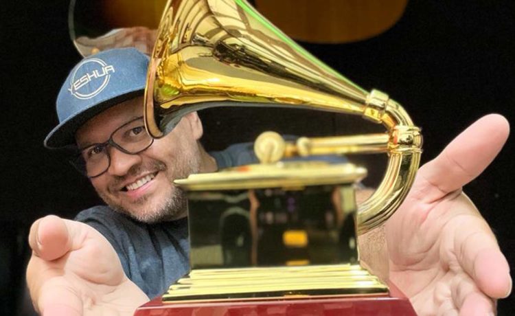 Adelso Freire recebe a estatueta do Grammy Latino pela produção do EP “Seguir Teu Coração”