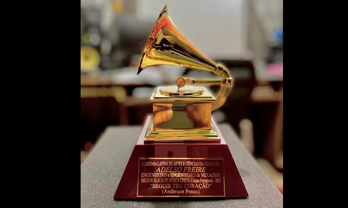 Adelso Freire recebe a estatueta do Grammy Latino pela produção do EP “Seguir Teu Coração”