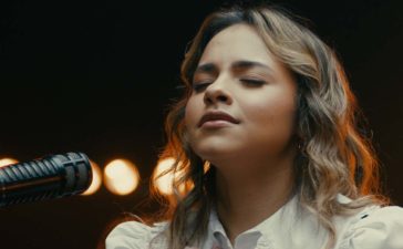 Julia Vitória lança EP acústico com faixa bônus em inglês