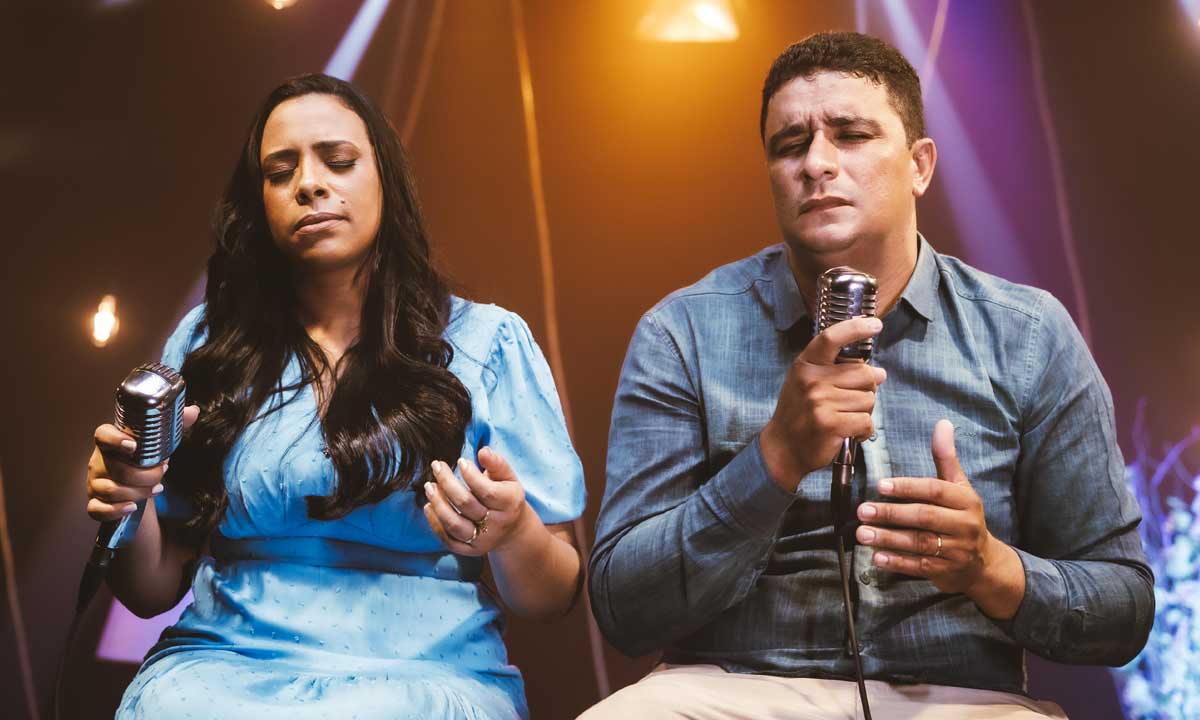 “Páginas de Vitória”, novo single de Kézia e Leone