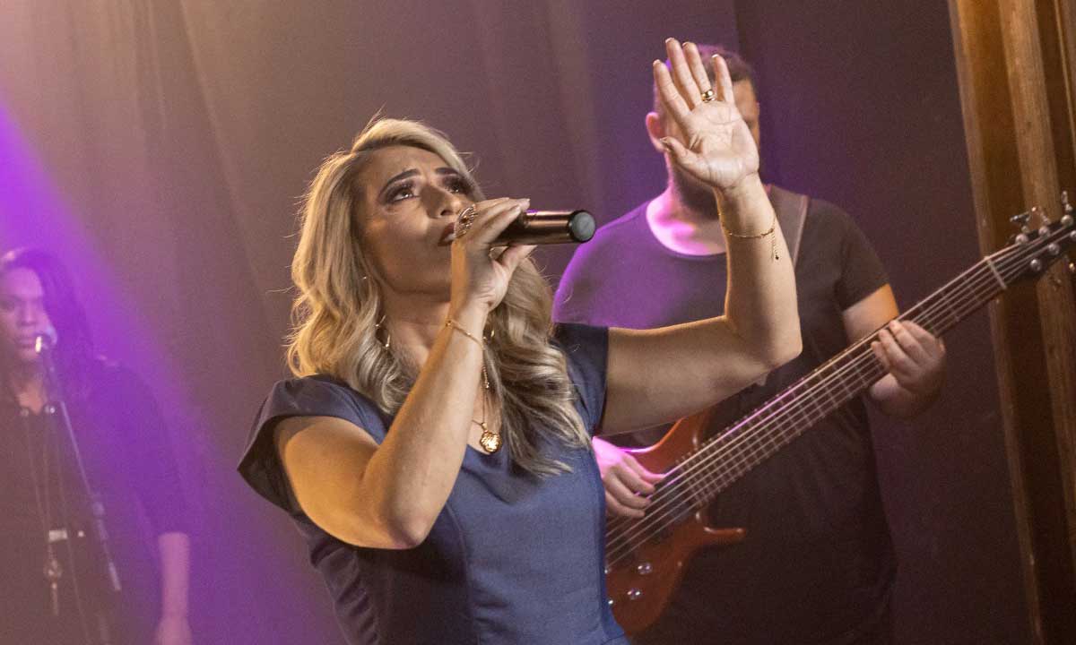 Sandra Marques fala sobre depender do Consolador em "Espírito Santo", sua nova música