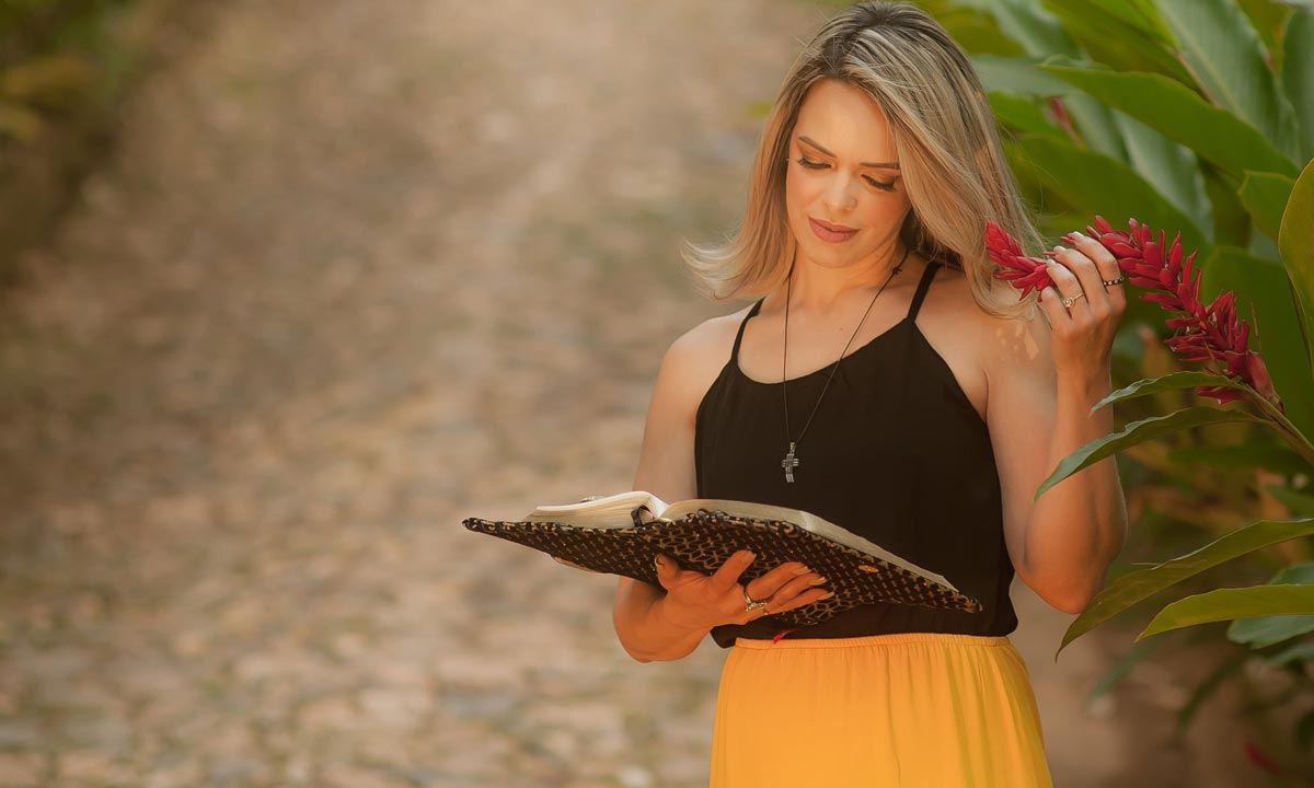 Kel Cris canta “Vida em Obras” – O trabalhar de Deus em Seus filhos