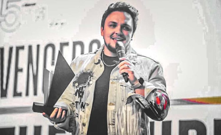 Theo Rubia recebe prêmio 'Cantor do Ano' no DEEZER GOSPEL DAY