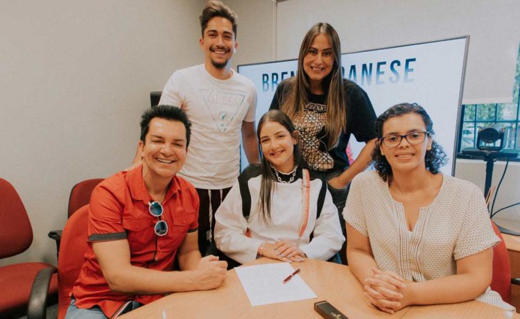 Jovem cantora Brenda Danese assina contrato com Universal Music