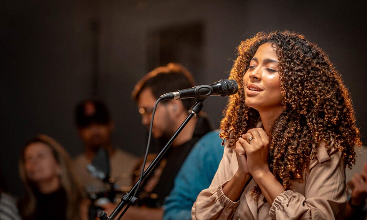 Gabriela Gomes lança o álbum Bethânia e o videoclipe de Manso e Humilde